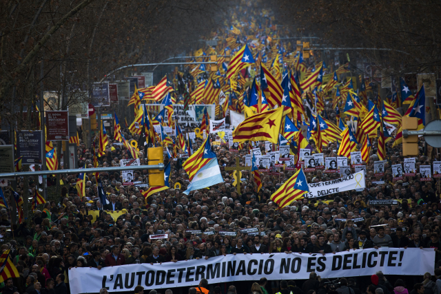Desetitisíce lidí protestovaly v Barceloně na podporu souzených politiků.