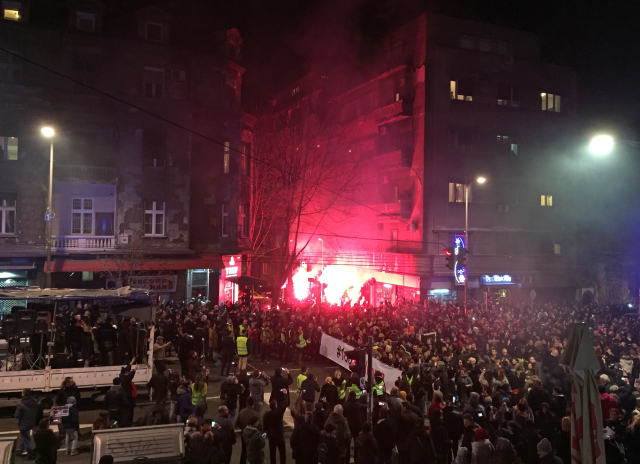 V Bělehradu protestují proti údajně autokratické vládě prezidenta Aleksandara Vučiče a za svobodu médií.