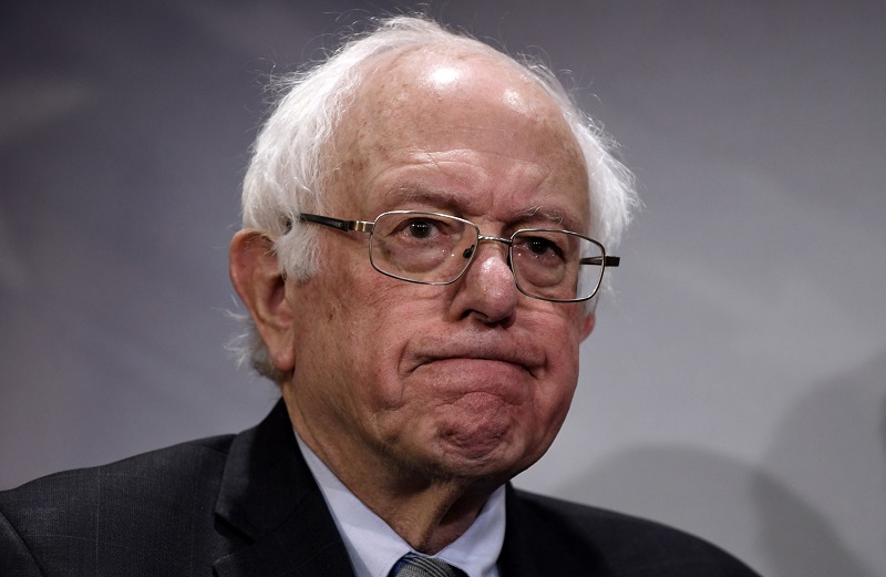 Demokrat Bernie Sanders bude dalším vyzyvatelem Trumpa v boji o prezidentské křeslo.