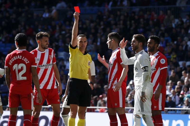 Kapitán Realu Sergi Ramos (v bílém) dostal v utkání červenou kartu. Jeho tým prohrál 1:2.
