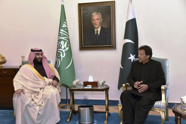 Saudský princ Mohammad Bin Salman při jednání s předsedou pákistánské vlády Imranem Chánem.