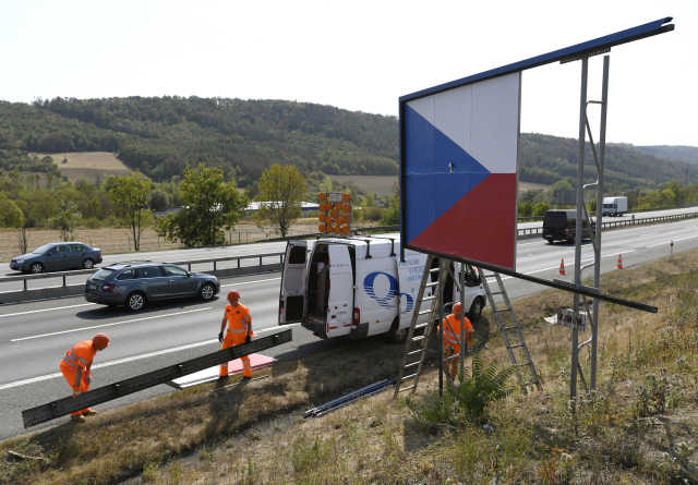 Proces odstraňovaní bilboardů z okrajů silnic jde velice pomalu. 
