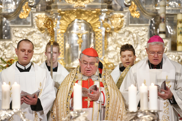 Dominik Duka (uprostřed) chce ve Vatikánu projednat problematiku sexuálního násilí na dětech.