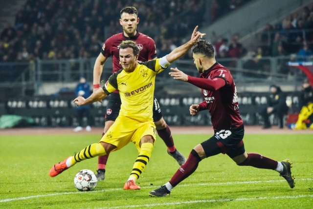 Mario Götze (ve žlutém) se snaží prosadit proti Norimberku.