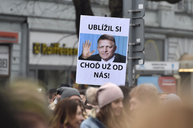 Demonstrace proti slovenské vládě z loňského roku v Bratislavě. 