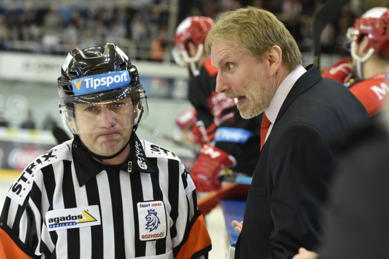 Miroslav Petružálek (vlevo) si za chyby nezapíská dvě extraligová kola.