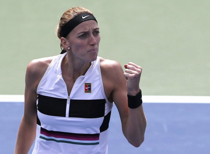 Petra Kvitová na úvod turnaje zvládla těžkou bitvu s krajankou.