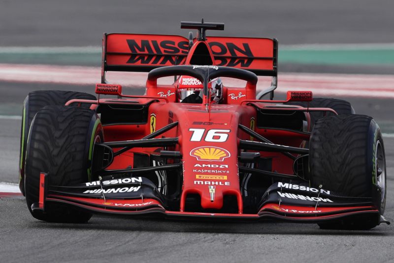 Charles Leclerc ve ferrari na testovací jízdě v Barceloně.