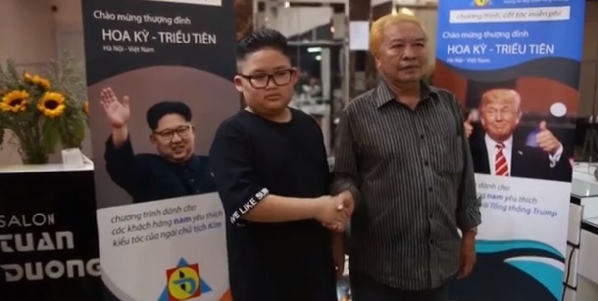 V Hanoji se lidé nechávají stříhat "na Trumpa" a "na Kima".