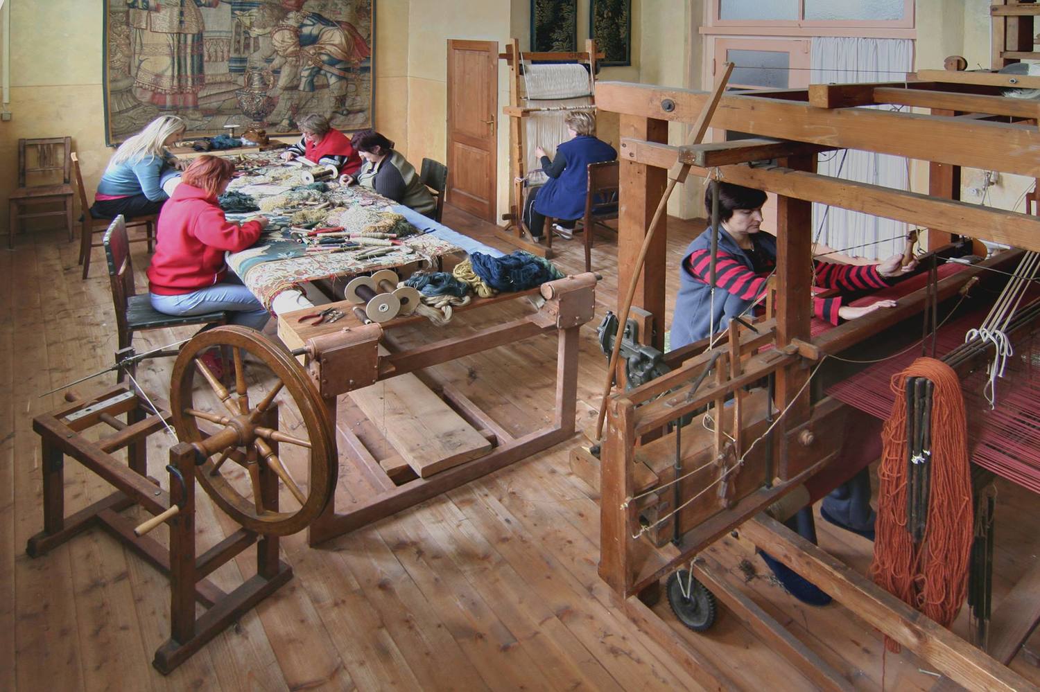 Valašskomeziříčská manufaktura zrestaurovala gobelín z roku 1700.