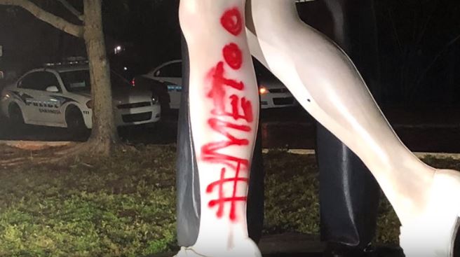 Zvandalizovaná socha slavného polibku na Floridě.