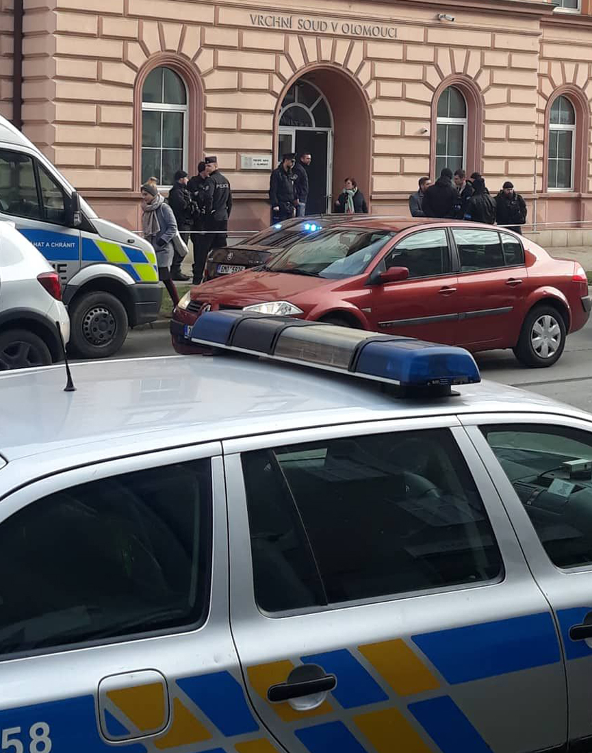 Policie evakuuje budovu soudu v Olomouci po nahlášení bomby. 