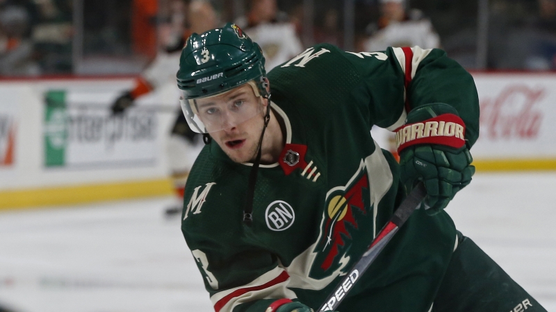 Charlie Coyle putuje z Minnesoty do Bostonu. Opačným směrem míří Ryan Donato.