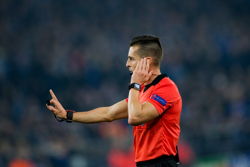Španělskému sudímu Del Cerrovi video v Schalke příliš nepomohlo, v Německu nefungovalo.