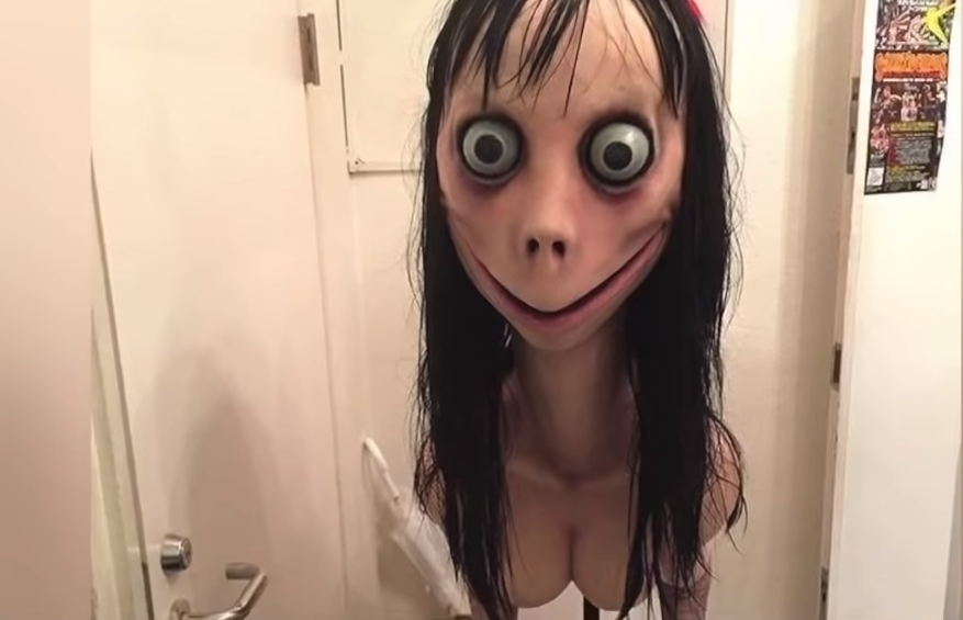 Postava Momo, která na sociálních sítích vyhrožuje dětem smrtí.