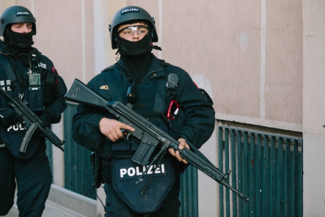 Německá policie popřela, že by razie měla co do činění s teroristickým útokem.