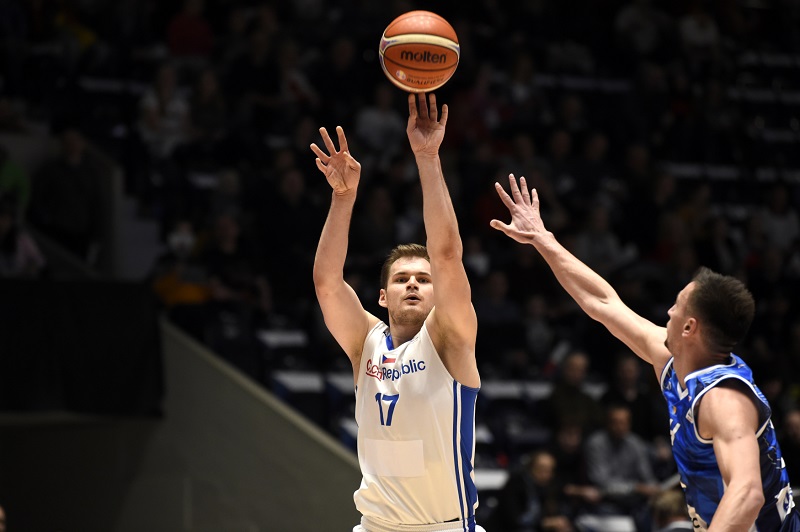 Basketbalisté těsně zdolali Bosnu a drží druhou příčku.