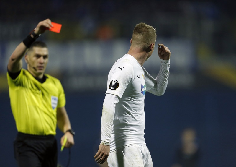 David Limberský vyfasoval v zápase proti Dinamu Záhřeb červenou kartu a utkání nedohrál.