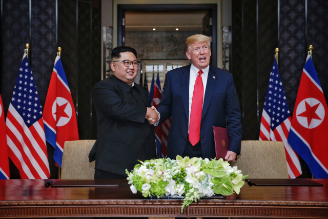 Červnová schůzka amerického prezidenta Donalda Trumpa a severokorejského vůdce Kim Čong-una.