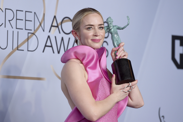 Emily Bluntová s oceněním od Sdružení filmových a televizních herců za výkon v hororu Tiché místo.