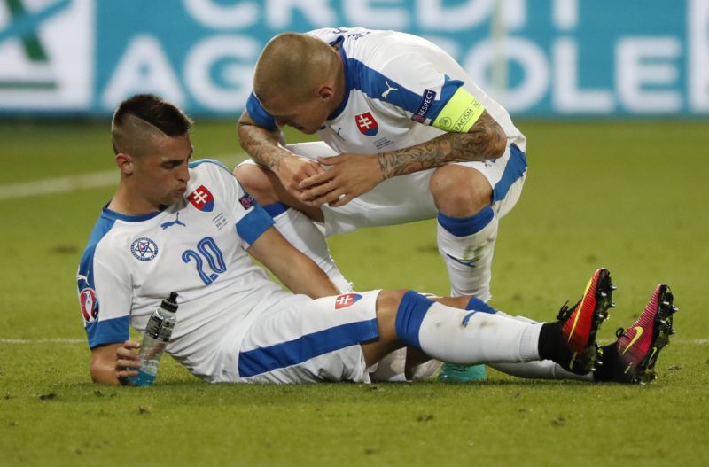 Klečící Martin Škrtel už kapitánskou pásku v reprezentaci nenavleče.
