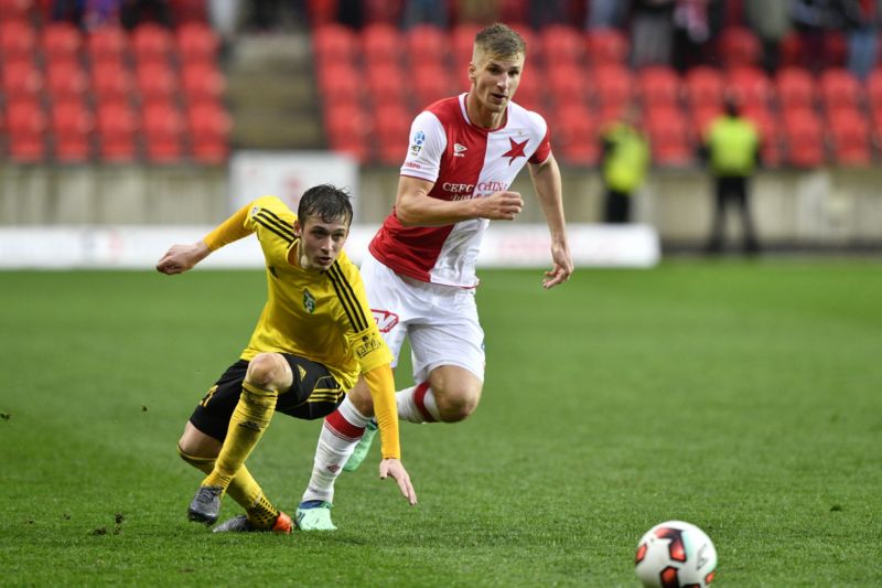 Stoper pražské Slavie Jakub Jugas (vpravo) v ligovém zápase proti Příbrami.