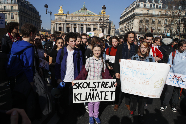 K protestujícím se připojila i šestnáctiletá švédská aktivistka Greta Thunbergová (uprostřed).