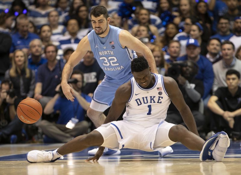 Zion Williamson (v bílém dresu) si poranil koleno poté, co se mu doslova rozpadla během zápasu bota.