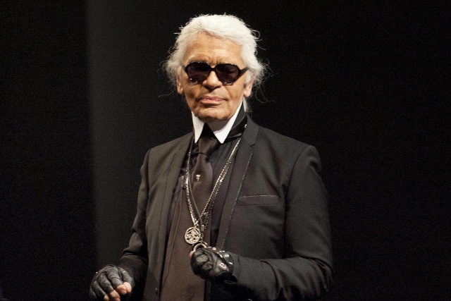 Proslulý módní návrhář Karl Lagerfeld. 