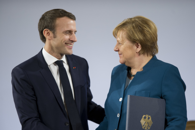 Emmanuel Macron (vlevo) a Angela Merkelová.