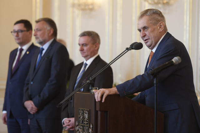Zleva jsou na snímku prezidentův mluvčí Jiří Ovčáček, prezidentův tajemník Jaroslav Hlinovský a hradní kancléř Vratislav Mynář a prezident Miloš Zeman.