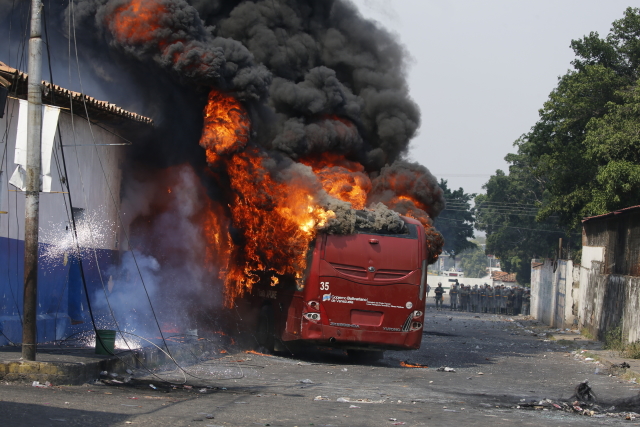 Autobus, který shořel při nepokojích ve Venezuele. 