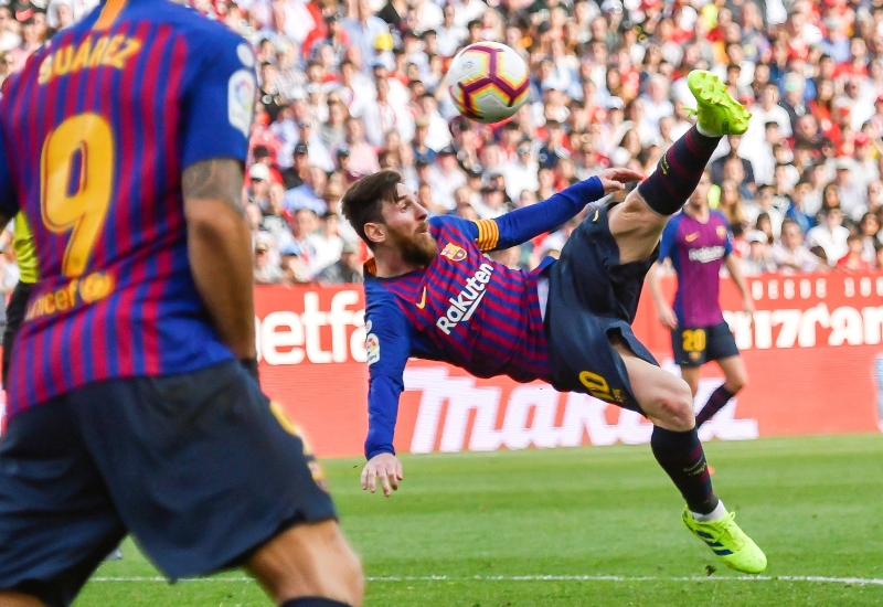 Lionel Messi takto překonal Tomáše Vaclíka.