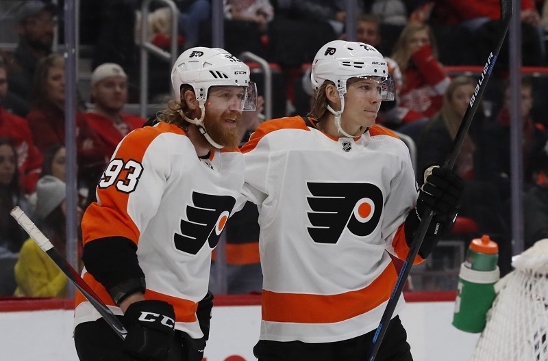 Útočník Jakub Voráček pomohl Philadelphii v utkání NHL, které se hrálo pod širým nebem, gólem a dvěma přihrávkama k výhře.