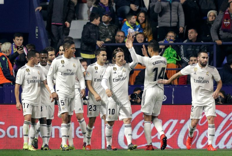 Fotbalisté Realu Madrid slaví výhru na hřišti Levante.