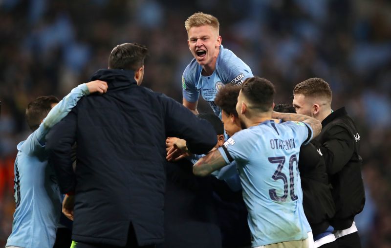 Fotbalisté Manchesteru City se radují ze zisku Anglického poháru.