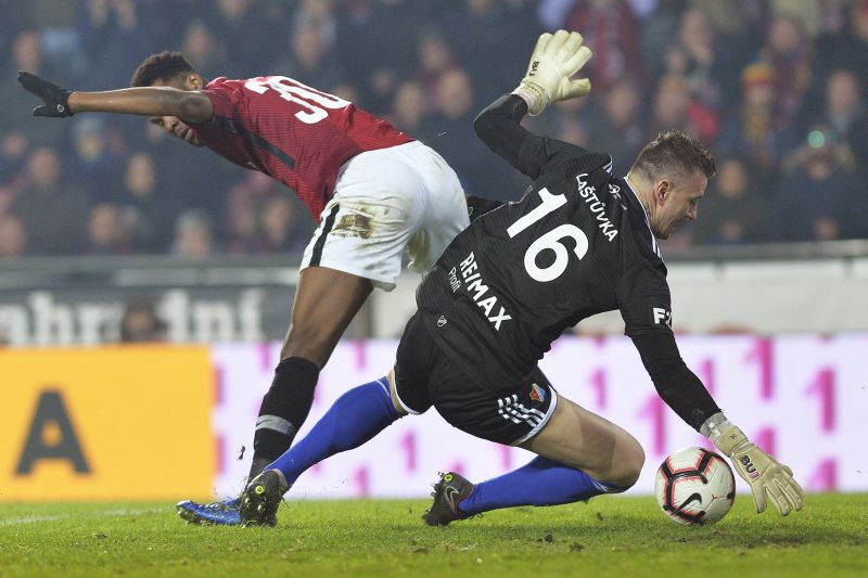 Brankář Jan Laštůvka (vpravo) v souboji s Benjaminem Tettehem během zápasu Sparty s Baníkem.