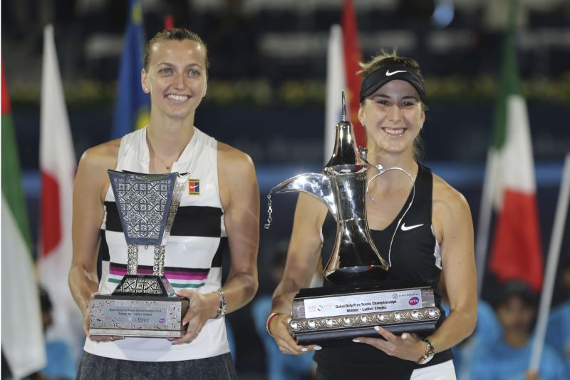 Petra Kvitová (vlevo) s Belindou Bencicovou po finále turnaje WTA v Dubaji.