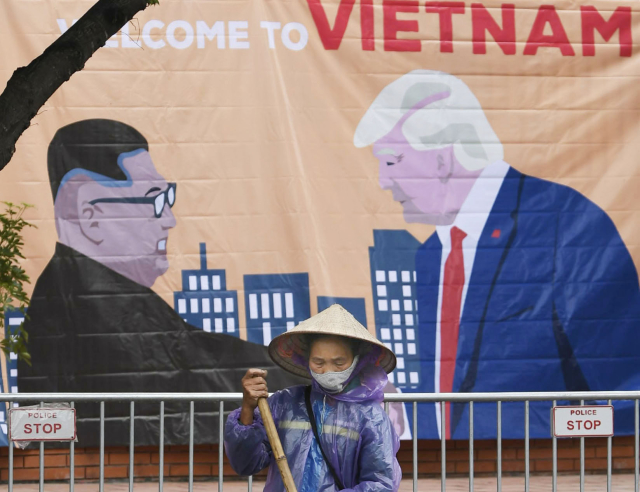 Banner v Hanoji před jednáním Trumpa a Kim Čong-una. 