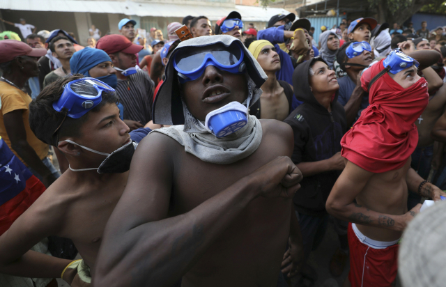 Účastníci protivládních demonstrací ve Venezuele. 