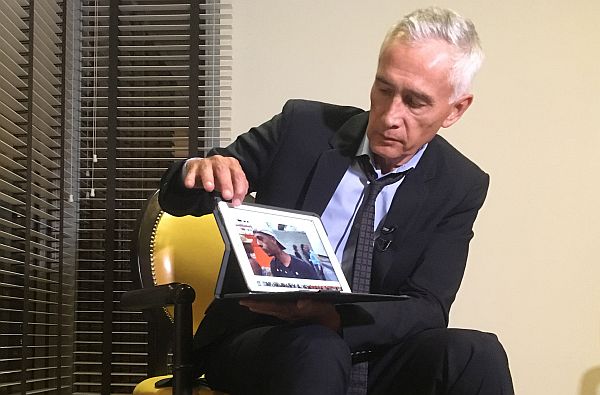Novinář Jorge Ramos.