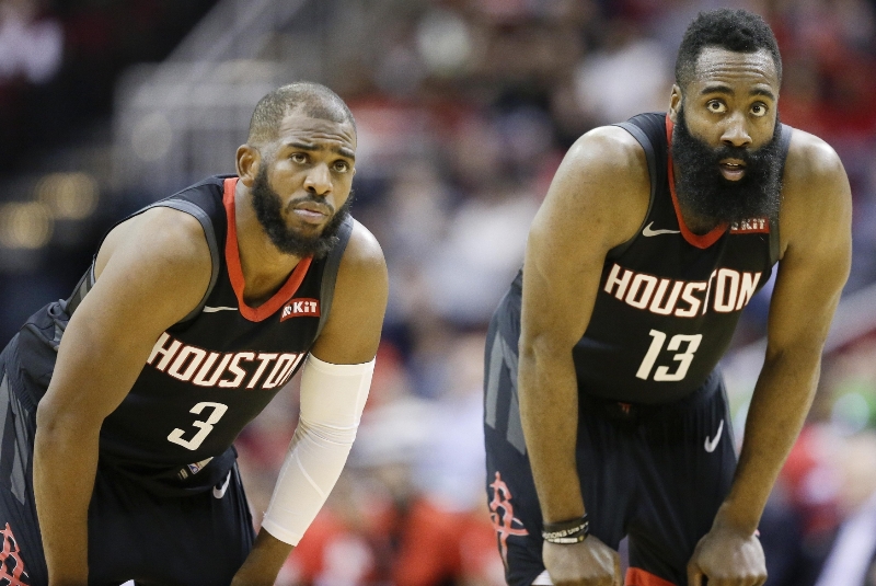James Harden (vlevo) po 32 zápasech nastřílel v utkání méně jak třicet bodů.
