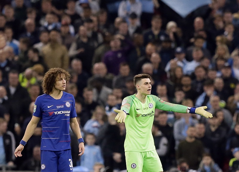Španělský brankář Kepa Arrizabalaga odmítá nechat se vystřídat ve finále Ligového poháru.