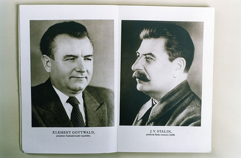 Vůdce československých komunistů a pozdější prezident Klement Gottwald (vlevo) a generální tajemník Komunistické strany Sovětského svazu Josif Vissarionovič Stalin.