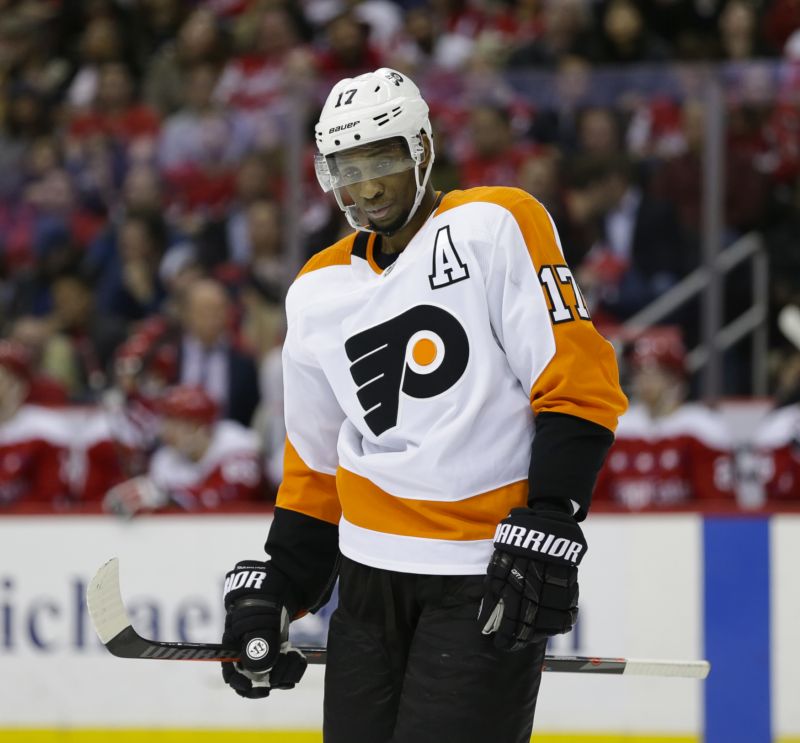 Wayne Simmonds už dres Philadelphie neoblékne, nově bude hrát za Nashville.