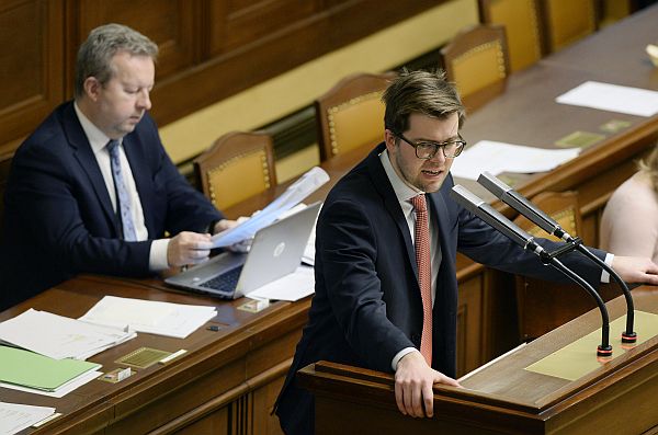 Předseda poslaneckého klubu Pirátů Jakub Michálek, v pozadí ministr životního prostředí Richard Brabec (ANO).
