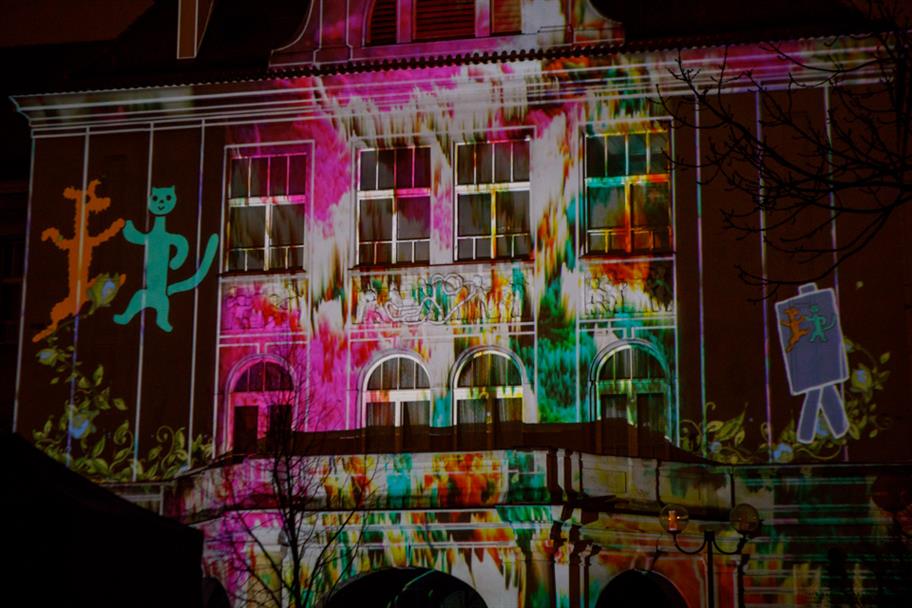 Festival světla a umění ve veřejném prostoru v Plzni.