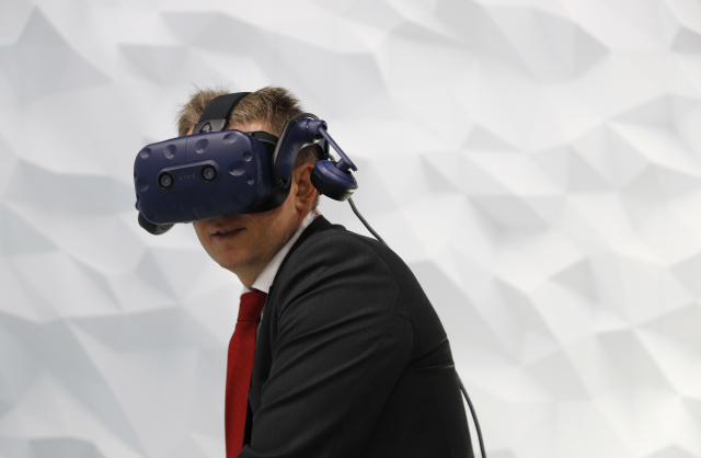 Návštěvník barcelonské technologické přehlídky. 