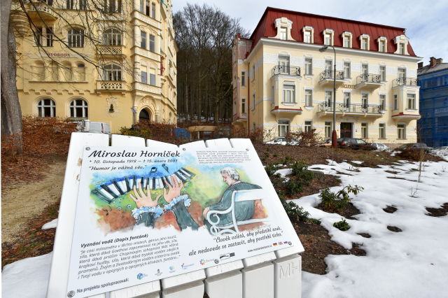 Panel věnovaný Miroslavu Horníčkovi na Stezce spisovatelů v Mariánských Lázních na snímku pořízeném 26. února 2019. Stezka připomíná známé literáty, kteří měli nebo mají vztah k lázeňskému městu.