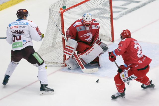 Miroslav Forman ze Sparty (vlevo) bojuje o puk před třineckou brankou.